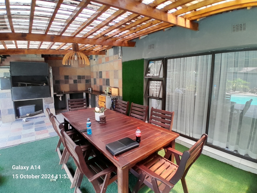 6 Bedroom Property for Sale in Protea Park North West